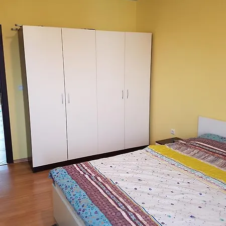 Sea Garden Apartment *